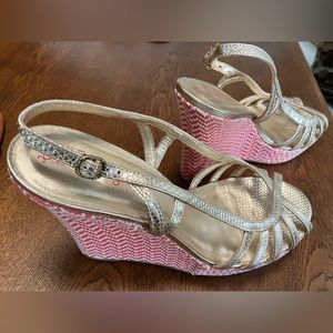 Lily Pulitzer Sz 10M Pink &white chevron 5”wedge heel, gold color leather uppers